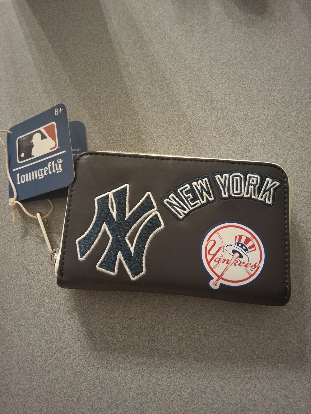 Loungefly New York Yankees Black Zip Wallet - Picture 1 of 8